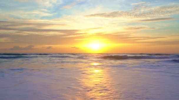 海のビデオの上の日没や日の出で熱帯の海4K 太陽は地平線に触れ 黄金の時間の赤い空素晴らしい海の景色 海のビーチの夕日 波の雲の中の太陽幻想的な自然の夕日 — ストック動画