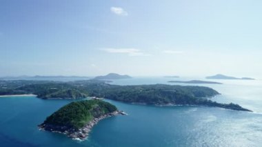 Phuket thailand 'daki Promthep Burnu' nun hava görüntüsü, Puket thailand ve Phuket manzaralı günbatımını görmek için güzel bir yer Tayland 'da ünlü bir turizm merkezidir.