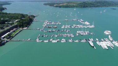 Yat 'ın yukarısındaki yat ve teknelerin havadan görünüşü Yat limanı ve yelkenli Aerial manzarası Phuket Adası Tayland' da insansız hava aracı ile.