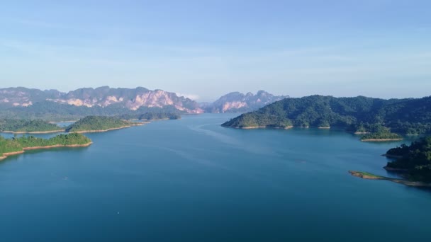 在大坝地区的山崖之间的湖面上的空中景观 绿化峡谷景观4K高质影像画面 — 图库视频影像