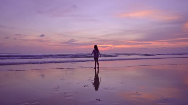 Silueta Šťastná Mladá Dívka Zvednout Ruce Pláži Při Západu Slunce — Stock video