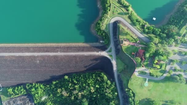 Съемка Воздуха Сверху Вниз Плотина Воды Водохранилище Озера Выработка Гидроэлектроэнергии — стоковое видео