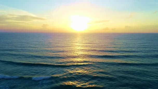 Море Закате Восходе Солнца Летний Сезон Цветные Облака Темное Морское — стоковое видео