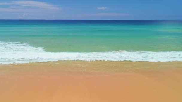 Phuket Havet Vackra Vågor Kraschar Stranden Flygfoto Vågor Bryta Sandstranden — Stockvideo