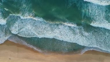 Phuket denizi sahile vuran güzel dalgalar kumsala vuran hava manzaralı dalgalar. Deniz dalgaları güzel sahil manzaralı İHA 4k. İnanılmaz doğa deniz manzarası.