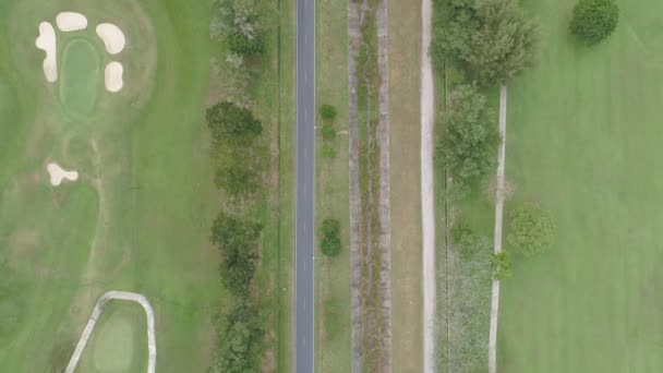 코스를 공중에서 수있는 잔디와 나무를 골프장 웨이에 배치하고 위에서 바라보는 — 비디오