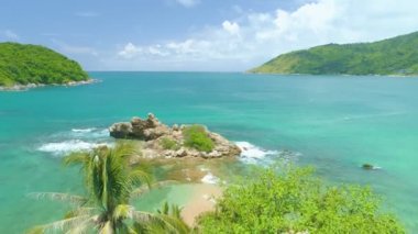 Tropikal deniz manzarası deniz kıyısı kayaları harika Rocky sahili inanılmaz doğa arka planı Phuket adası Tayland 'da güzel deniz