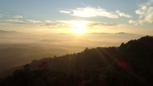 空中ビュー山の頂上の霧の中を飛ぶドローン美しい日の出や日没の自然風景タイでの素晴らしいビデオ映画の自然風景 — ストック動画