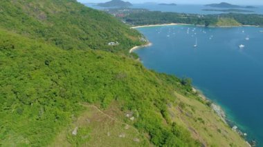 Tropikal deniz manzarası deniz kıyısı kayaları harika Rocky sahili inanılmaz doğa arka planı Phuket adası Tayland 'da güzel deniz