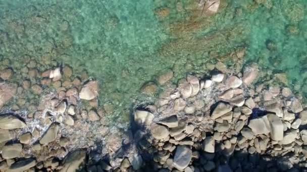 プーケットの素晴らしい美しい海岸岩海の波が岩崖の上にクラッシュ空中ビュードローンカメラドローンカメラからの高品質の映像プーケット島の海岸 — ストック動画