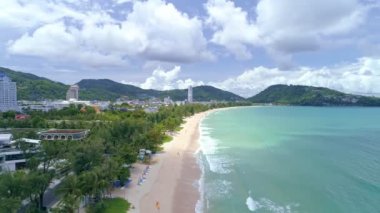 Phuket Tayland ve güzel patong plajı. Hava manzaralı insansız hava aracı kamerası.