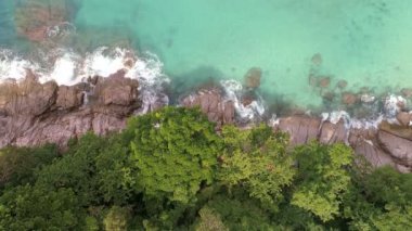 Phuket Okyanusu 'ndaki güzel deniz kıyısı kayaları kayalara çarpıyor. Uçurum deniz manzaralı insansız hava aracı kamerası. İnsansız hava aracı kamerası Phuket Adası sahil şeridinden yüksek kaliteli görüntüler.