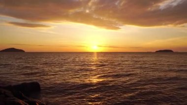 Muhteşem gün batımlı güzel deniz ya da gün doğumu gökyüzü manzaralı Phuket Adası Tayland manzaralı
