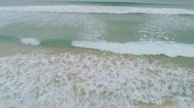 Phuket denizi sahile vuran güzel dalgalar kumsala vuran hava manzaralı dalgalar. Deniz dalgaları güzel sahil manzaralı İHA 4k. İnanılmaz doğa deniz manzarası.