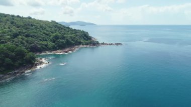 Phuket Okyanusu 'ndaki güzel deniz kıyısı kayaları kayalara çarpıyor. Uçurum deniz manzaralı insansız hava aracı kamerası. İnsansız hava aracı kamerası Phuket Adası sahil şeridinden yüksek kaliteli görüntüler.