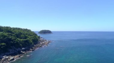 Phuket Okyanusu 'ndaki güzel deniz kıyısı kayaları kayalara çarpıyor. Uçurum deniz manzaralı insansız hava aracı kamerası. İnsansız hava aracı kamerası Phuket Adası sahil şeridinden yüksek kaliteli görüntüler.