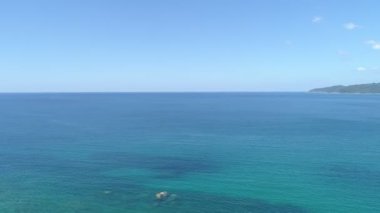Phuket Okyanusu 'ndaki güzel deniz kıyısı kayaları kayalara çarpıyor. Uçurum deniz manzaralı insansız hava aracı kamerası. İnsansız hava aracı kamerası Phuket Adası sahil şeridinden yüksek kaliteli görüntüler.