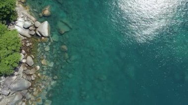 Phuket Okyanusu 'ndaki güzel deniz kıyısı kayaları kayalara çarpıyor. Uçurum deniz manzaralı insansız hava aracı kamerası. İnsansız hava aracı kamerası Phuket Adası sahil şeridinden yüksek kaliteli görüntüler.