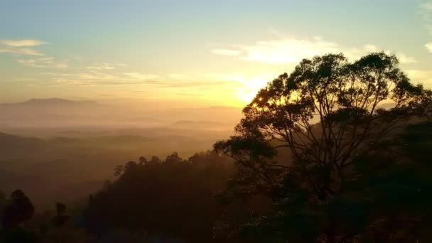 Luchtfoto Drone Vliegend Door Mist Boven Bergtop Prachtige Zonsopgang Zonsondergang — Stockvideo