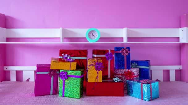 バレンタインデーの休日のギフトストップモーションギフトで装飾子供部屋のピンクの背景のギフトボックスストップモーションアニメーションシームレスループ — ストック動画