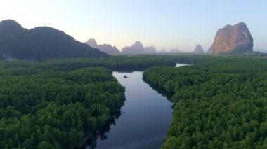 Sabahın ilk ışıklarındaki güzel gündoğumu gökyüzünün hava görüntüsü Drone deniz ve mangrov ormanları üzerinde uçuyor Yüksek açı manzarası Dinamik hava görüntüsü inanılmaz doğa manzarası