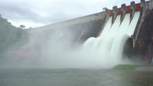 Гидроэлектростанции Плотины Наводнения Проточной Водой Через Ворота Открыть Пружинный Кхун — стоковое видео