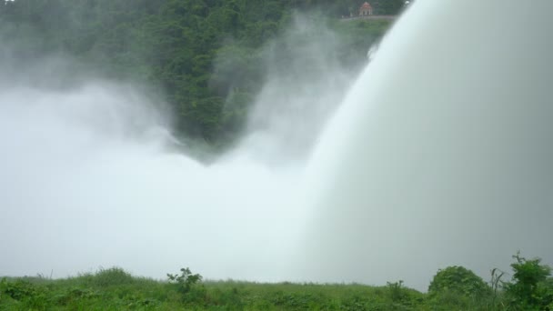 Diga Idroelettrica Floodgate Con Acqua Che Scorre Attraverso Cancello Aprire — Video Stock