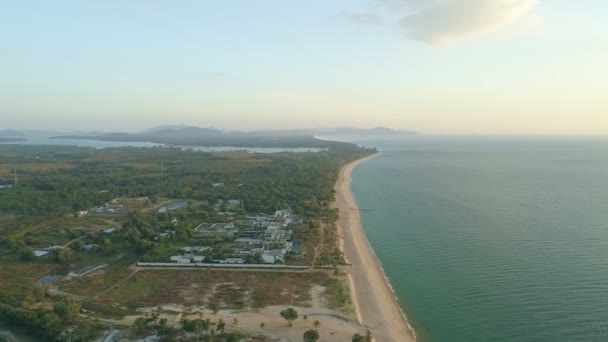 熱帯の海でヤシの木とトップビューのビーチ夏休みとツアーのコンセプト美しい光の夕日や日の出の時間ドローンカメラからの高い角度のビュー高品質 — ストック動画