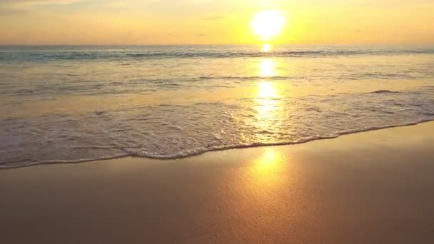 日落时分或日出时分 热带海洋拍到4K 太阳触及地平线 金光闪闪的红色天空令人赞叹的海景 海滩落日 旋转流云中的太阳神奇的自然落日 — 图库视频影像