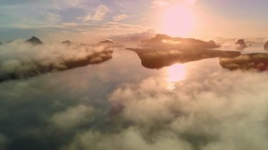 Sabahın ilk ışıklarındaki güzel gündoğumu gökyüzünün hava görüntüsü Drone deniz ve sisin üzerinde uçuyor ya da sis manzarası Yüksek açılı Dinamik hava görüntüsü inanılmaz doğa manzarası