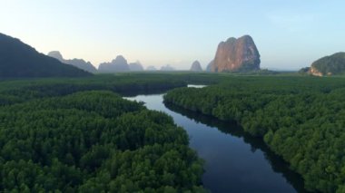 Sabahın ilk ışıklarındaki güzel gündoğumu gökyüzünün hava görüntüsü Drone deniz ve sisin üzerinde uçuyor ya da sis manzarası Yüksek açılı Dinamik hava görüntüsü inanılmaz doğa manzarası