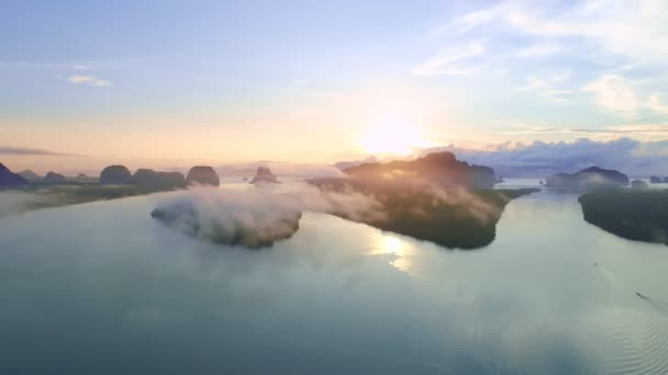 朝の日の出に美しい日の出の空の空中ビュードローンドローンは海と霧や霧の上を飛んでいます — ストック動画