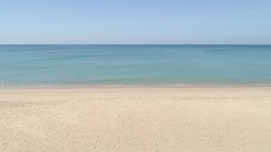 Phuket denizi sahile vuran güzel dalgalar kumsala vuran hava manzaralı dalgalar. Sahilde küçük yengeçlerle güzel sahilde deniz dalgaları inanılmaz deniz manzarası