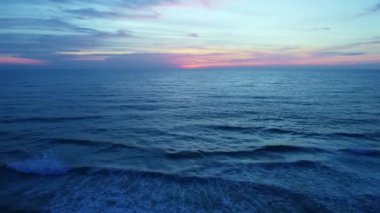 Deniz yüzeyinin üzerindeki renkli günbatımı. Phuket Denizi üzerinde uçan insansız hava aracı. Güneş ışığını okyanus kıyısında günbatımında yansıtan güneş ışığı.