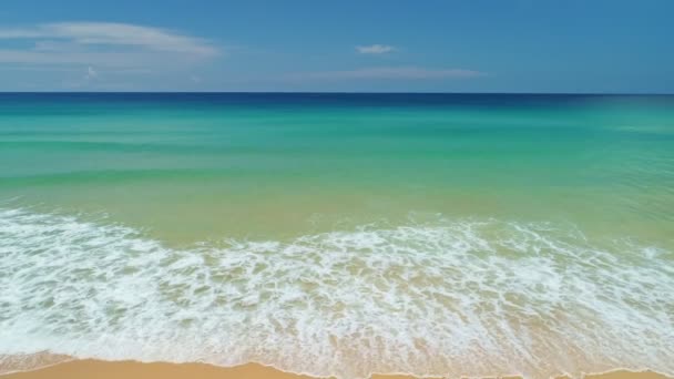 Phuket Havet Vackra Vågor Kraschar Stranden Flygfoto Vågor Bryta Sandstranden — Stockvideo