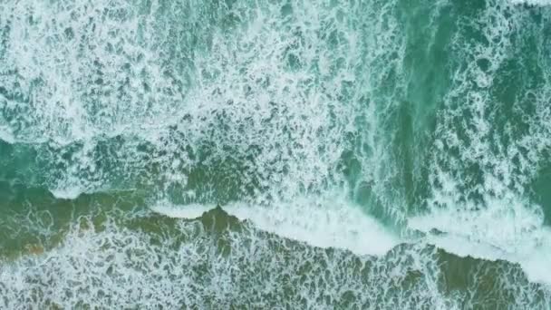 Пхукет Море Красивые Волны Разбивающиеся Пляже Воздушный Вид Волны Ломаются — стоковое видео