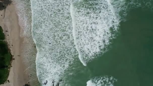 Пхукет Море Красивые Волны Разбивающиеся Пляже Воздушный Вид Волны Ломаются — стоковое видео
