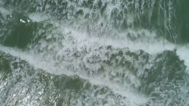 普吉岛上美丽的海浪冲刷在沙滩上 空中的景色在沙滩上荡漾 美丽海滩上的海浪空中俯瞰着4K无人驾驶飞机拍摄着令人惊奇的大自然海景 — 图库视频影像