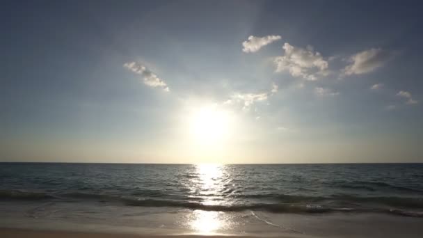 Hermoso Mar Atardecer Amanecer Cielo Temporada Verano Nubes Coloridas Oscuro — Vídeos de Stock