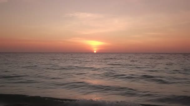 Schönes Meer Bei Sonnenuntergang Oder Sonnenaufgang Himmel Sommersaison Bunte Wolken — Stockvideo