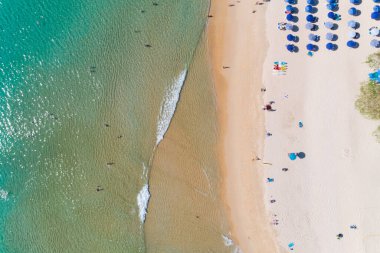 Hava manzarası Muhteşem kumlu sahil ve küçük dalgalar Güzel tropikal deniz yaz mevsimi görüntüsü Aerial view drone çekimi, yüksek açılı deniz kumsalı manzarası