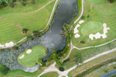Güzel yeşil golf sahasının hava görüntüsü ve spor arka planı ve seyahat için yeşil üstten aşağı görüntü inanılmaz bir manzara