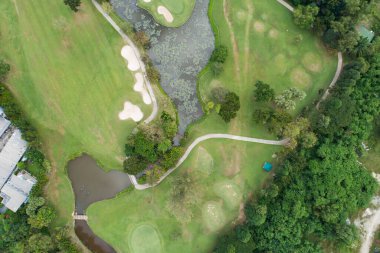 Güzel yeşil golf sahasının hava görüntüsü ve spor arka planı ve seyahat için yeşil üstten aşağı görüntü inanılmaz bir manzara