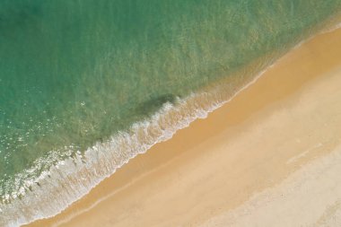 Hava manzaralı kumlu sahil ve dalgalar güzel tropikal deniz yaz mevsimi görüntüsü Aerial view drone çekimi, yüksek açılı deniz dalgaları