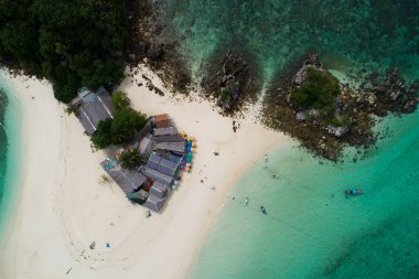 Havadan bakan insansız hava aracı kamerası Phuket Tayland 'daki Koh Khai Adası' nda tropikal kumsal manzarası manzaralı küçük adanın tepesinde.
