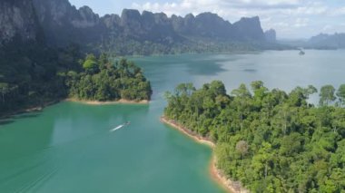 Tayland 'daki tropikal dağ zirvesinin insansız hava aracı görüntüsü güzel takımadalar Tayland manzaralı dağlar Khao Sok Ulusal Parkı' ndaki göl manzarası inanılmaz doğa manzarası