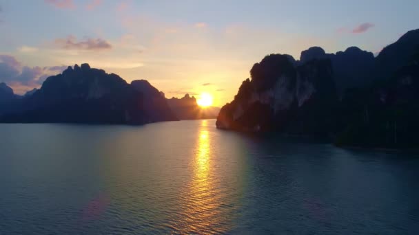 タイの熱帯の山のピークの空中ドローンビュー美しい群島島タイカオソック国立公園の湖の風景山素晴らしい自然景観 — ストック動画