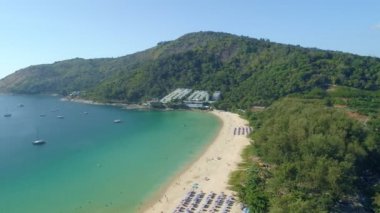 Phuket Naiharn plajındaki güzel deniz yüzeyinden kumsala vuran güzel tropikal deniz kumlu plajların ve dalgaların insansız hava aracı kamerası ünlü bir turizm merkezidir.