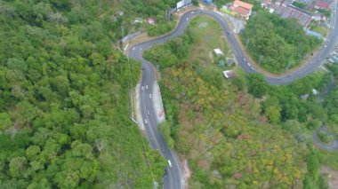 Sonbahar sezonunda ormandaki dağ yolunun havadan görünüşü Kavisli yolun insansız hava aracı manzarası kıvrımlı yol manzarası Güzel ağaçlar seyahat ediyor Asya Phuket Tayland