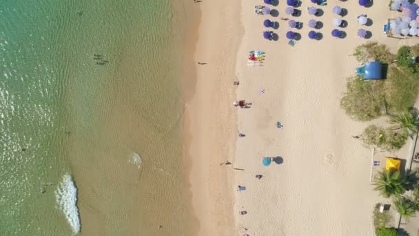 美丽的热带海砂海滩的空中摄像无人驾驶相机和海浪从上方拍打着沙滩美丽的海面在普吉岛的天真海滩是著名的旅游胜地 — 图库视频影像